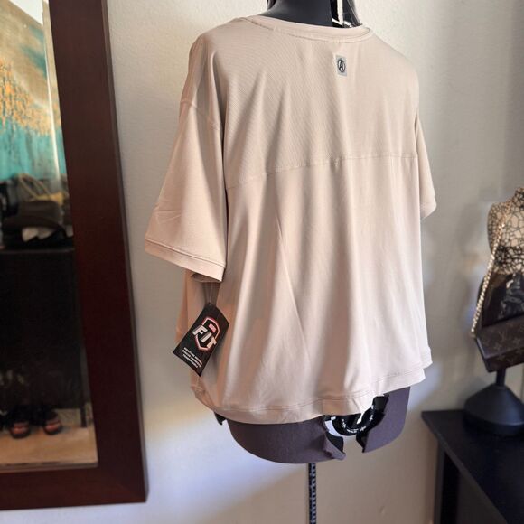 Marvel Avengers Beige 2X Crop Fitness top NWT Gift - Picture 5 of 8